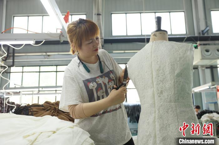 河北南宫:精品羊绒服装服饰产业年营收超120亿元